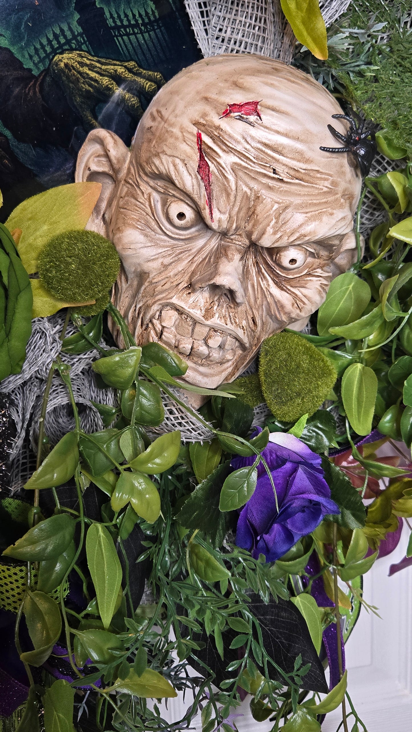 Halloween Wreath – Creepy Door Decor with Zombie Face & Haunted Scene Sign