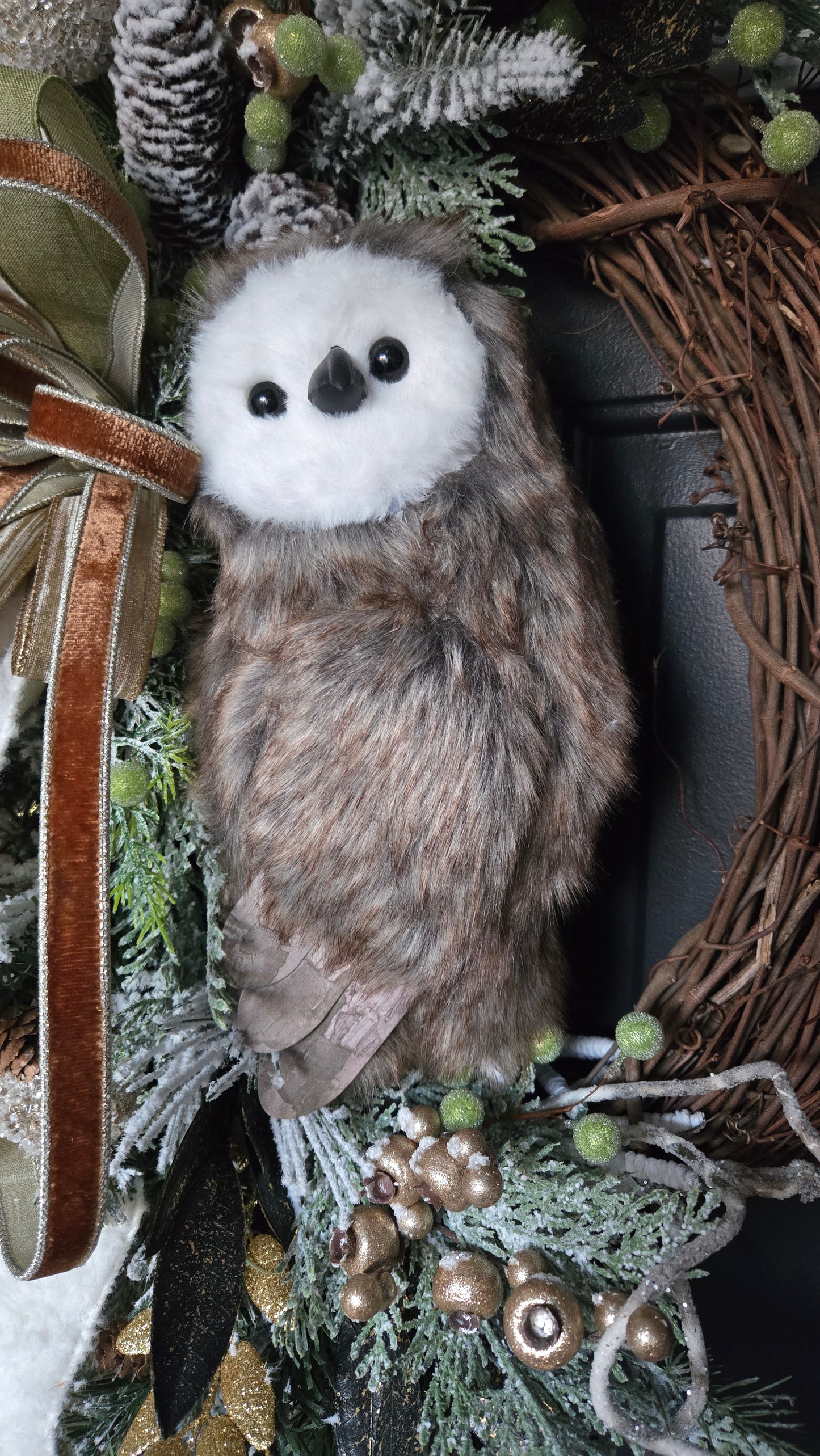 Woodland Owl Christmas Wreath โ Rustic Winter Door Wreath with Velvet Ribbon, Grapevine Base & Frosted Greenery