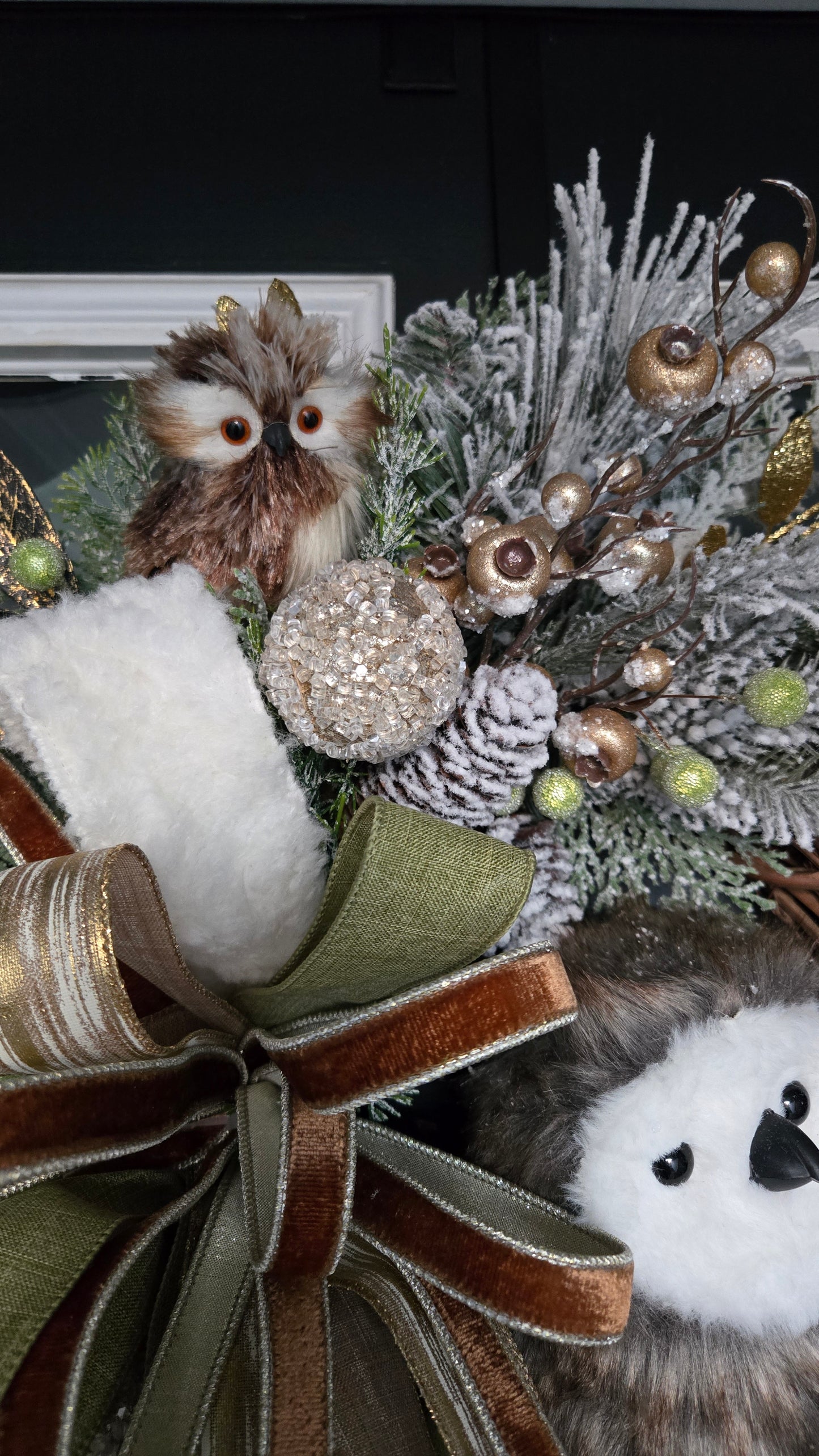 Woodland Owl Christmas Wreath โ Rustic Winter Door Wreath with Velvet Ribbon, Grapevine Base & Frosted Greenery
