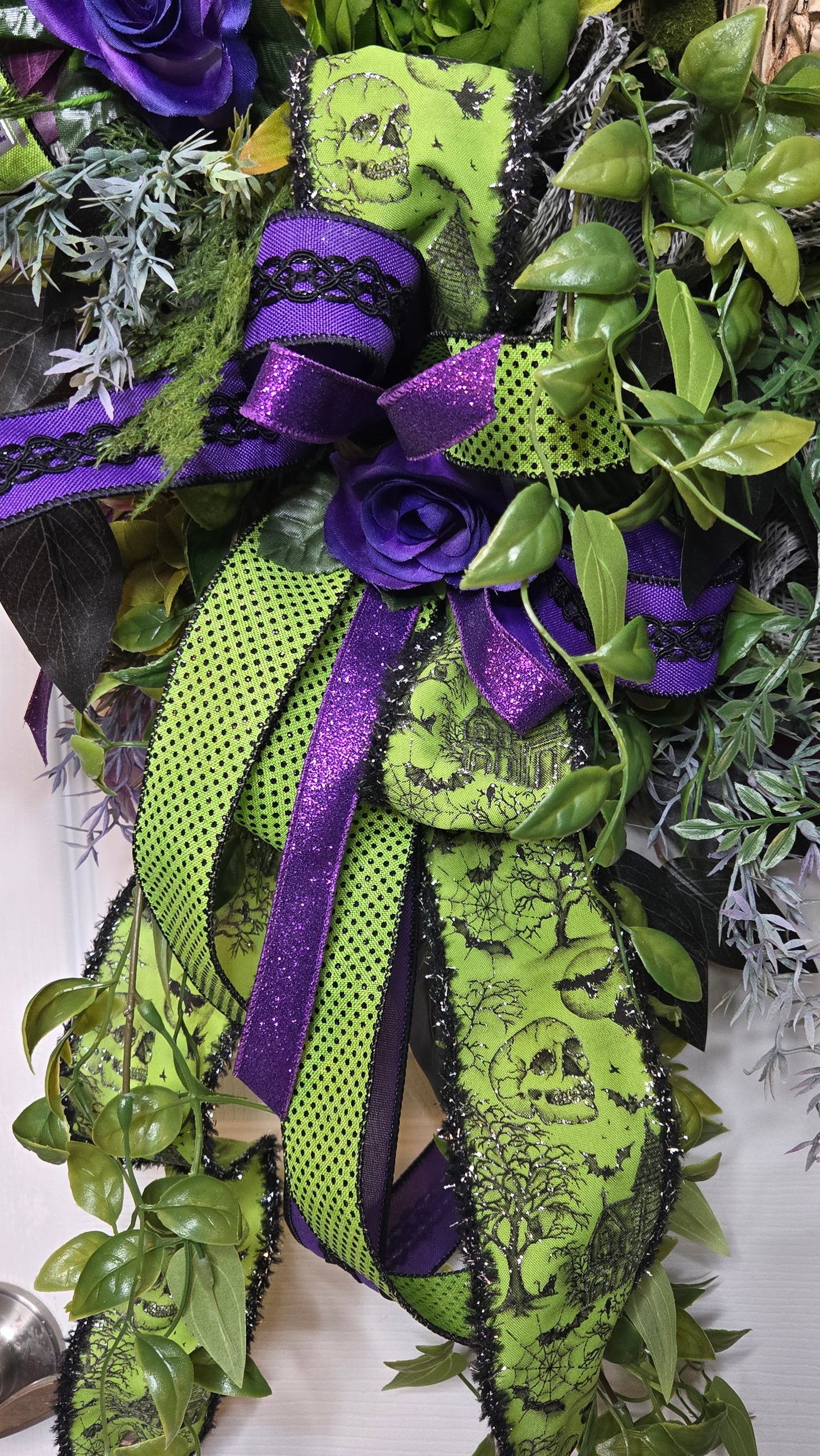Halloween Wreath – Creepy Door Decor with Zombie Face & Haunted Scene Sign