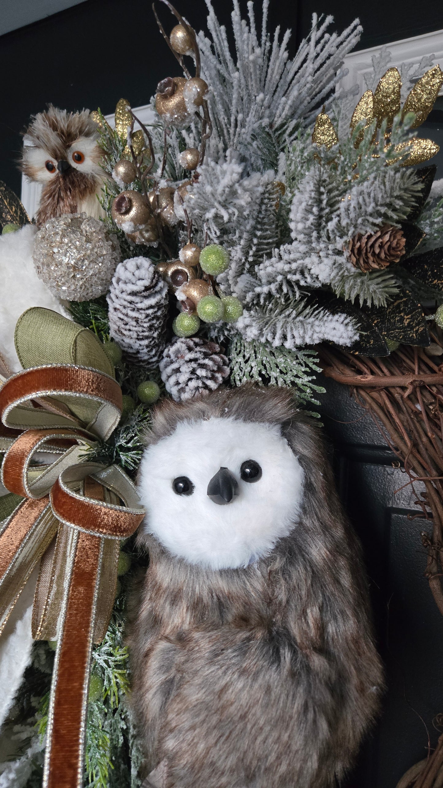 Woodland Owl Christmas Wreath โ Rustic Winter Door Wreath with Velvet Ribbon, Grapevine Base & Frosted Greenery