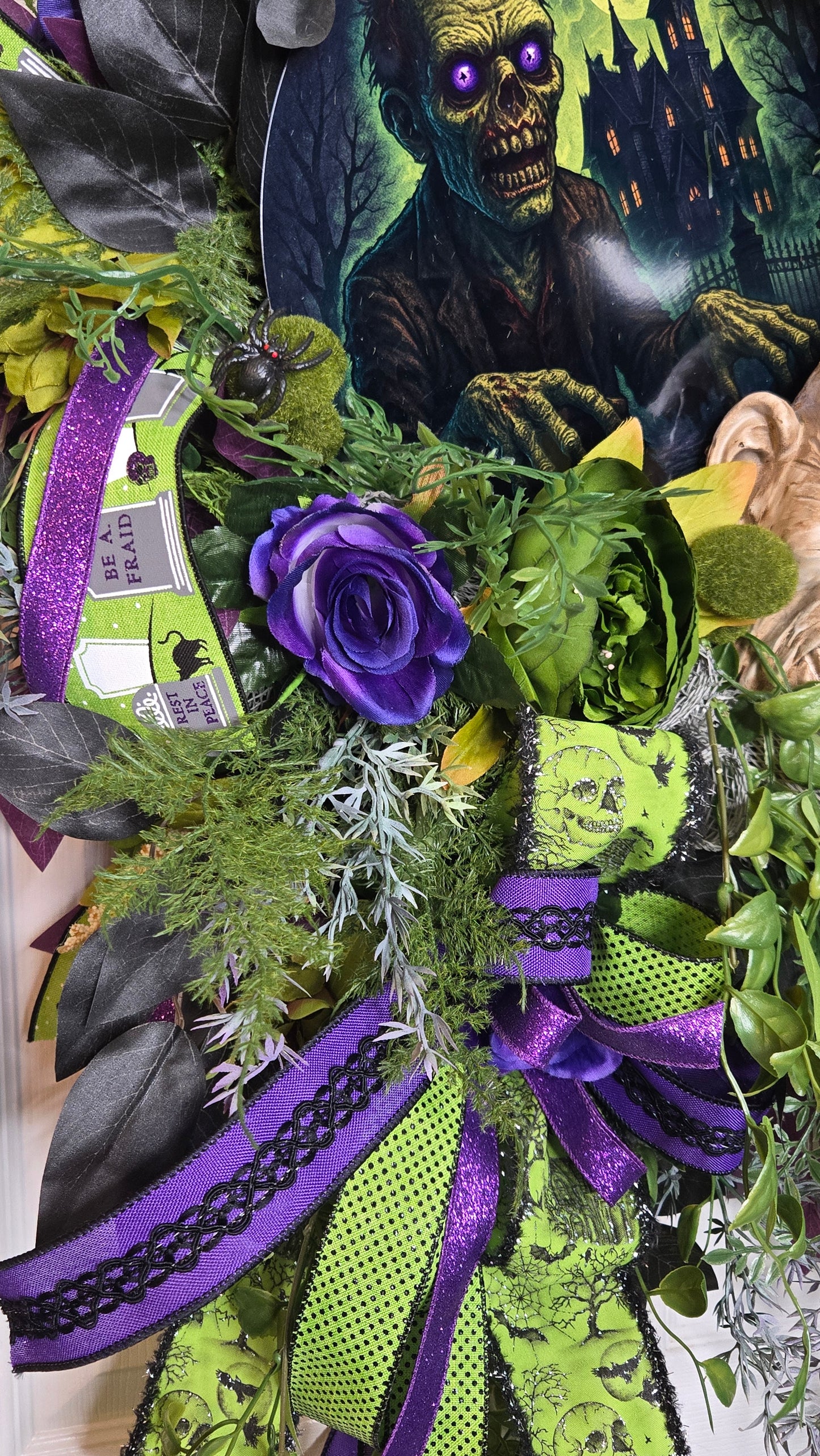 Halloween Wreath – Creepy Door Decor with Zombie Face & Haunted Scene Sign