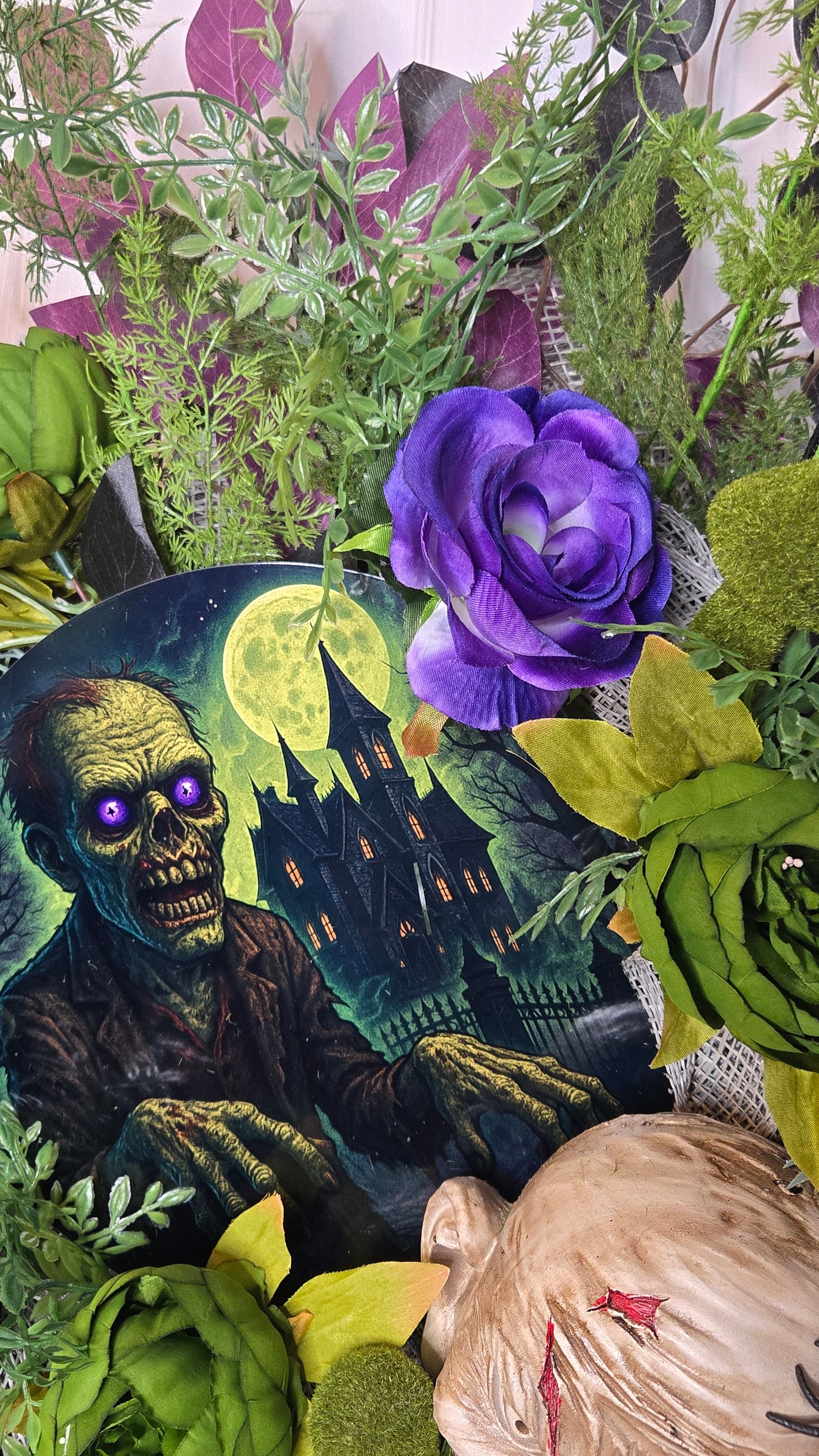 Halloween Wreath – Creepy Door Decor with Zombie Face & Haunted Scene Sign