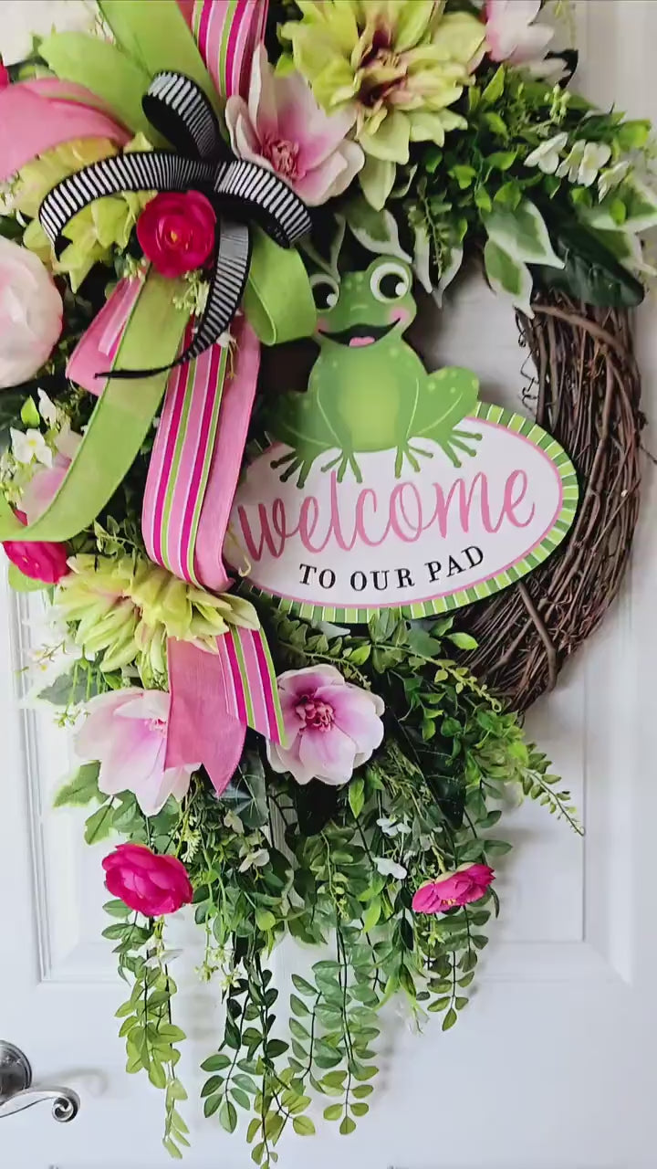 Welcome to Our Pad Frog Wreath, Spring Front Door, Summer Pond Greenery Wreath, Frog Lover Gift, Whimsical Outdoor Porch Decor, Cottagecore