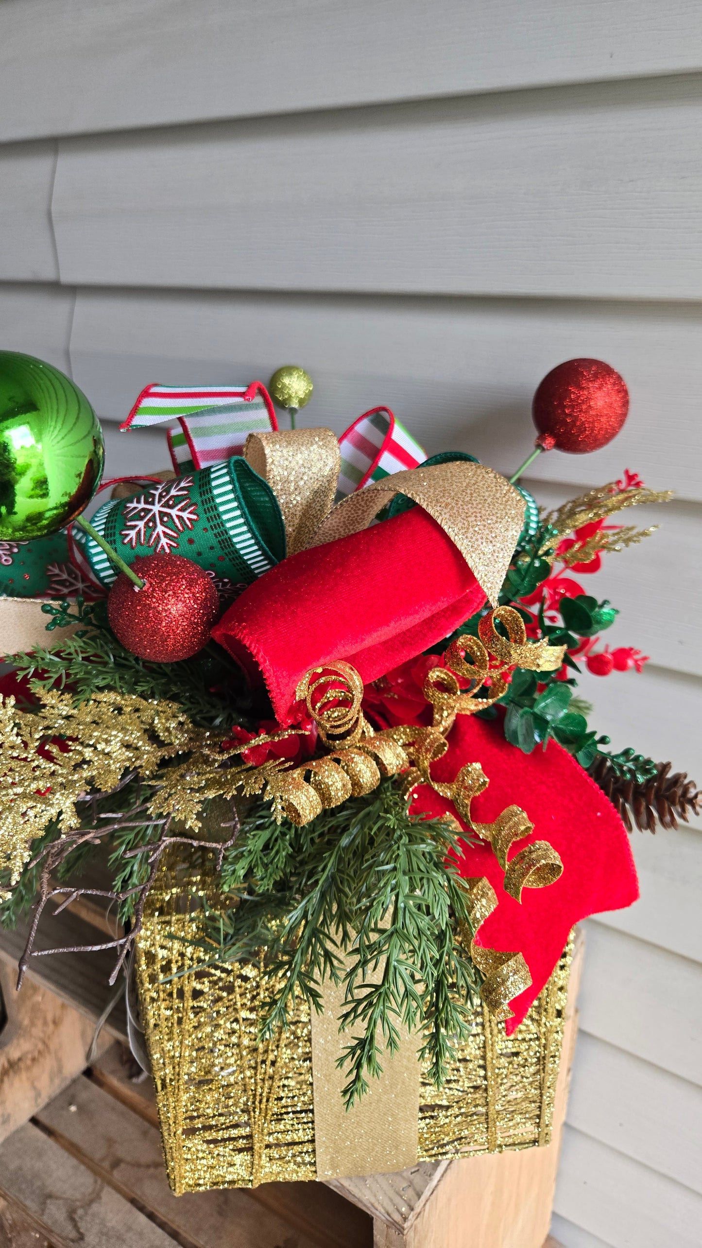 Light Up Christmas Gift Box Centerpiece – Holiday Table Décor with Ribbons & Ornaments, Festive Mantel or Entryway Decoration