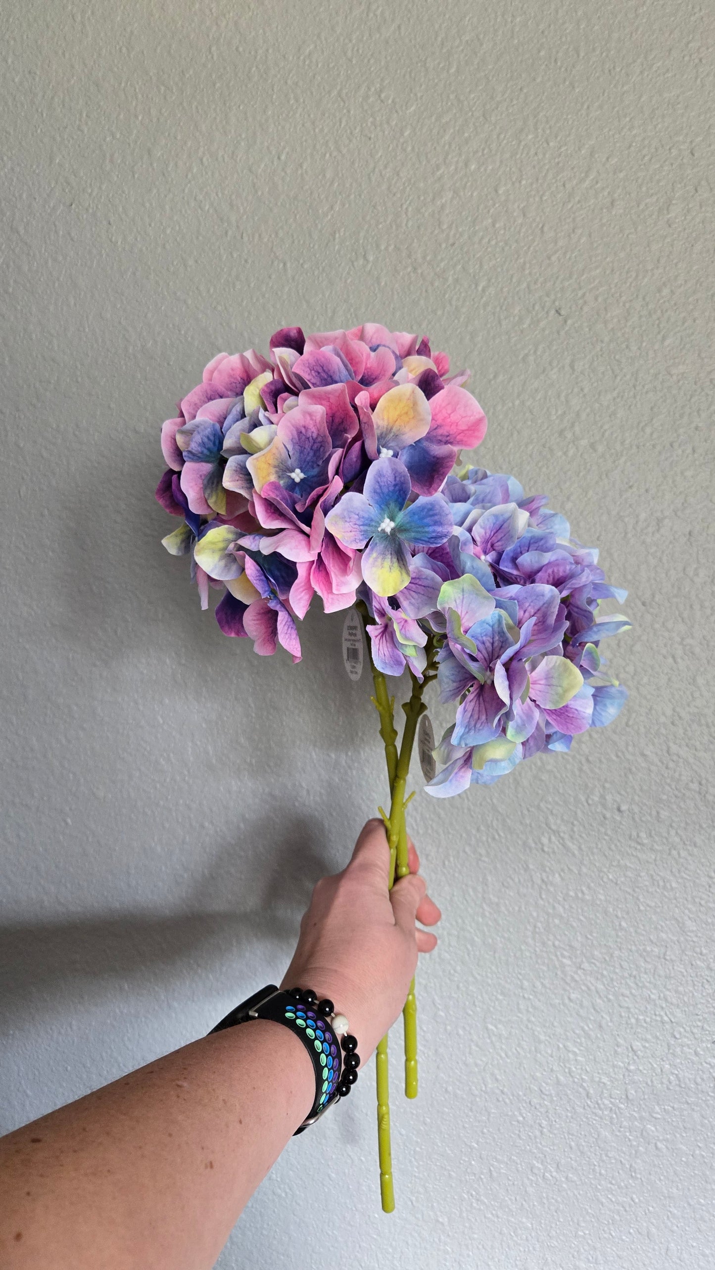 18" Grand Hydrangea Stem - Multiple Colors