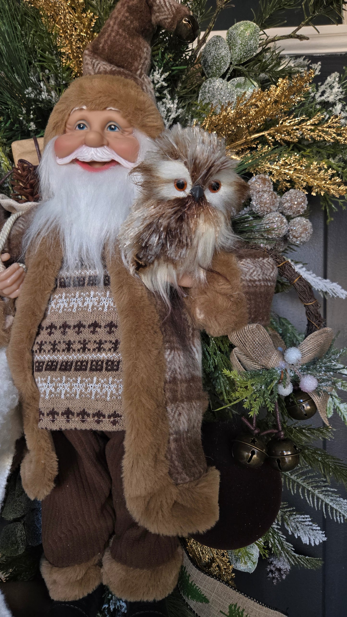 Rustic Woodland Santa Swag – Cabin Christmas Door Decor with Owl, Sherpa Ribbon & Pine Accents, Cozy Winter Lodge Decoration