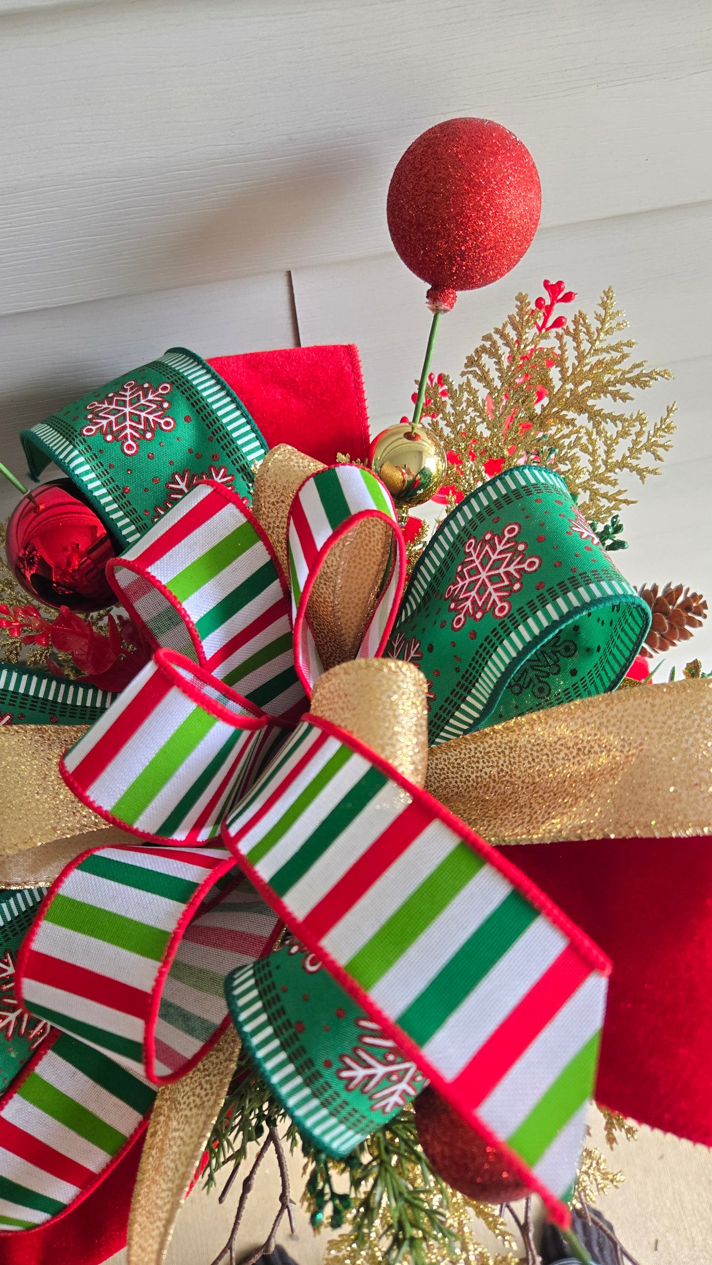 Light Up Christmas Gift Box Centerpiece – Holiday Table Décor with Ribbons & Ornaments, Festive Mantel or Entryway Decoration